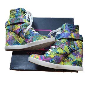 Material Girl Wedge Sneaker NWOT Size 7 Tropical Print Wedge Sneaker